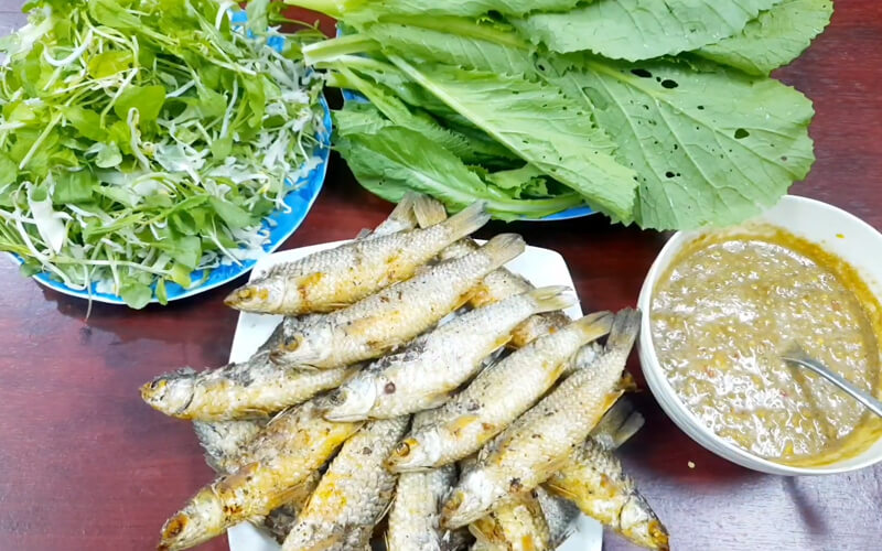 Cách làm cá đối chiên xù bó cải xanh giòn ngon hấp dẫn